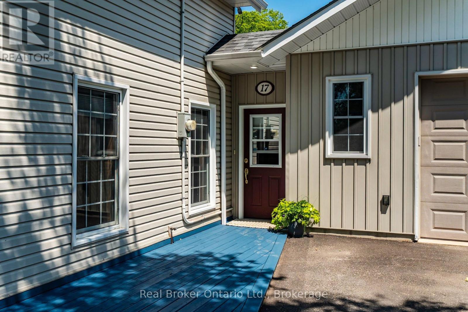 17 Peel Street, Penetanguishene, Ontario  L9M 1A5 - Photo 3 - S13540126