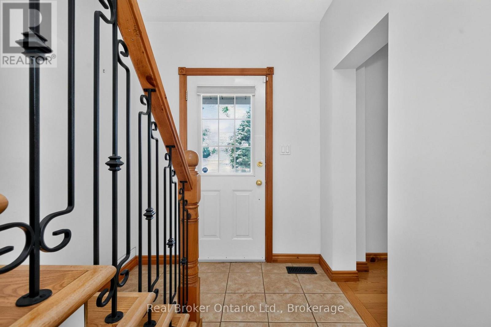 17 Peel Street, Penetanguishene, Ontario  L9M 1A5 - Photo 4 - S13540126
