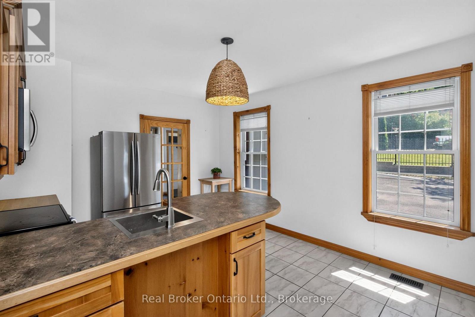 17 Peel Street, Penetanguishene, Ontario  L9M 1A5 - Photo 7 - S13540126