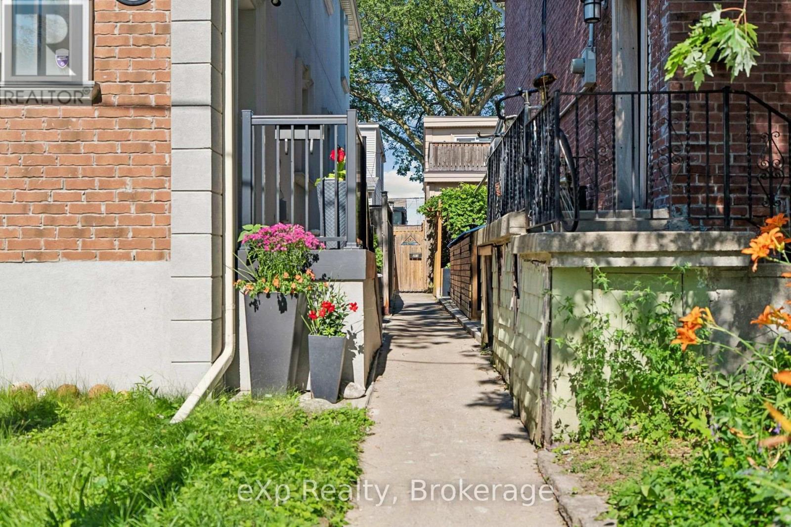 313 Bartlett Avenue N, Toronto, Ontario  M6H 3G8 - Photo 2 - W13539904