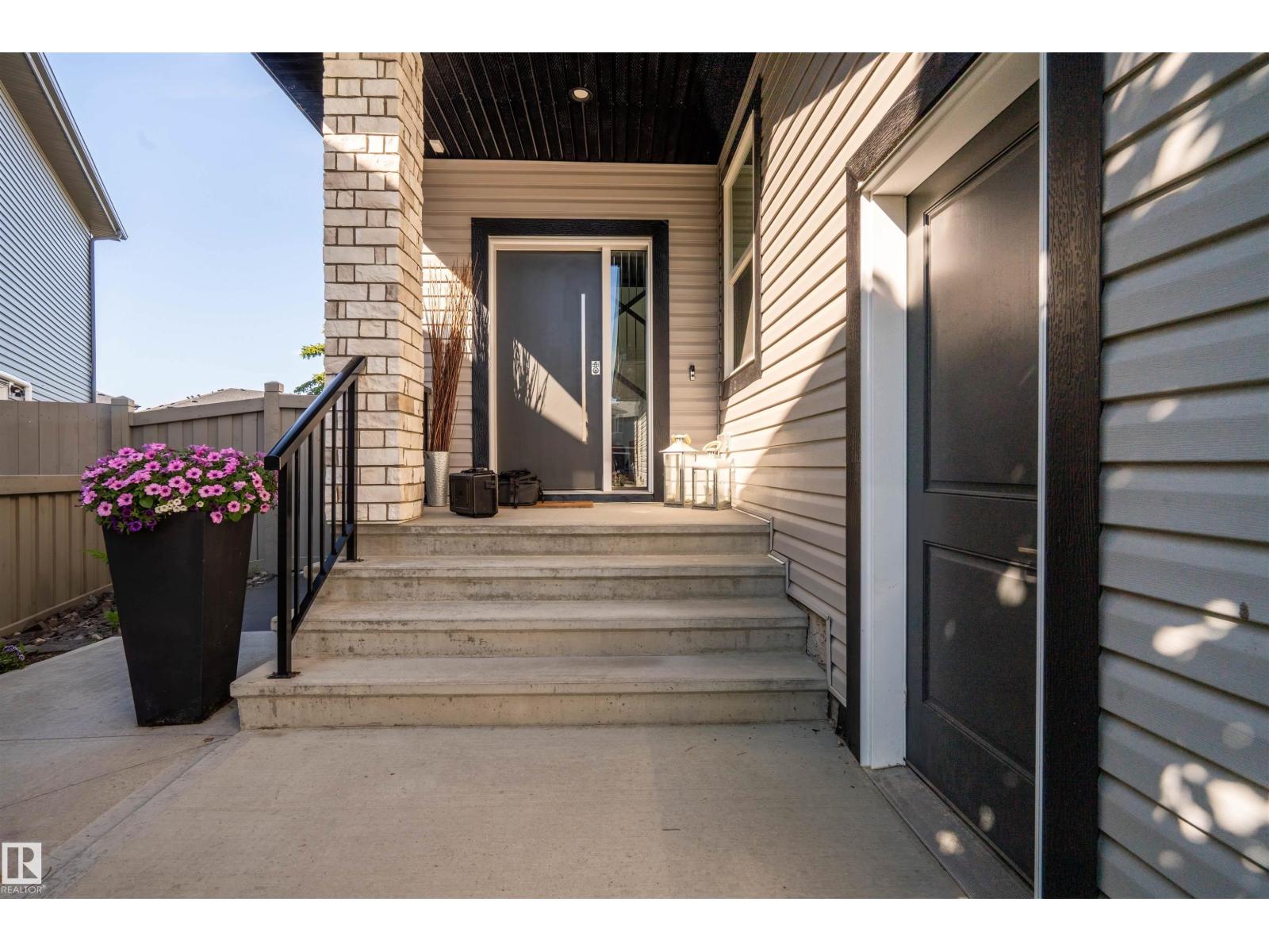 4714 Charles Bay SW, Edmonton, Alberta  T6W 3H1 - Photo 2 - E4497616