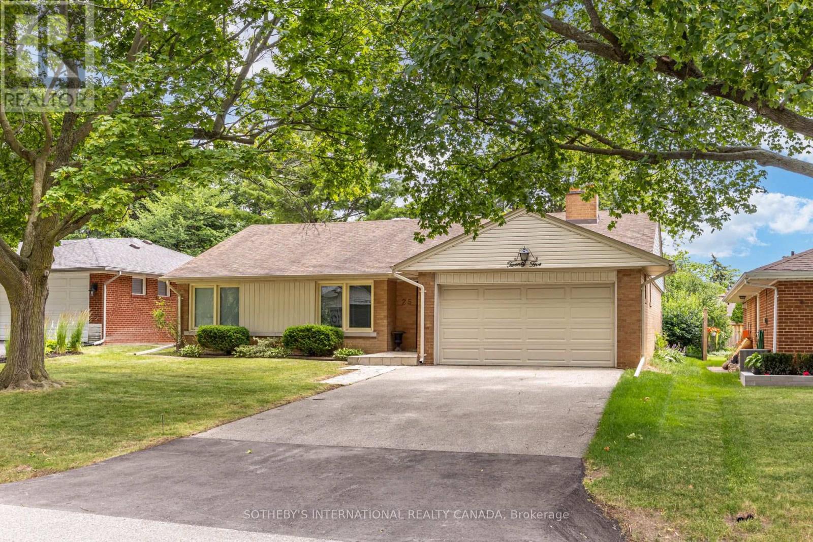 25 ABINGER CRESCENT, Toronto, Ontario