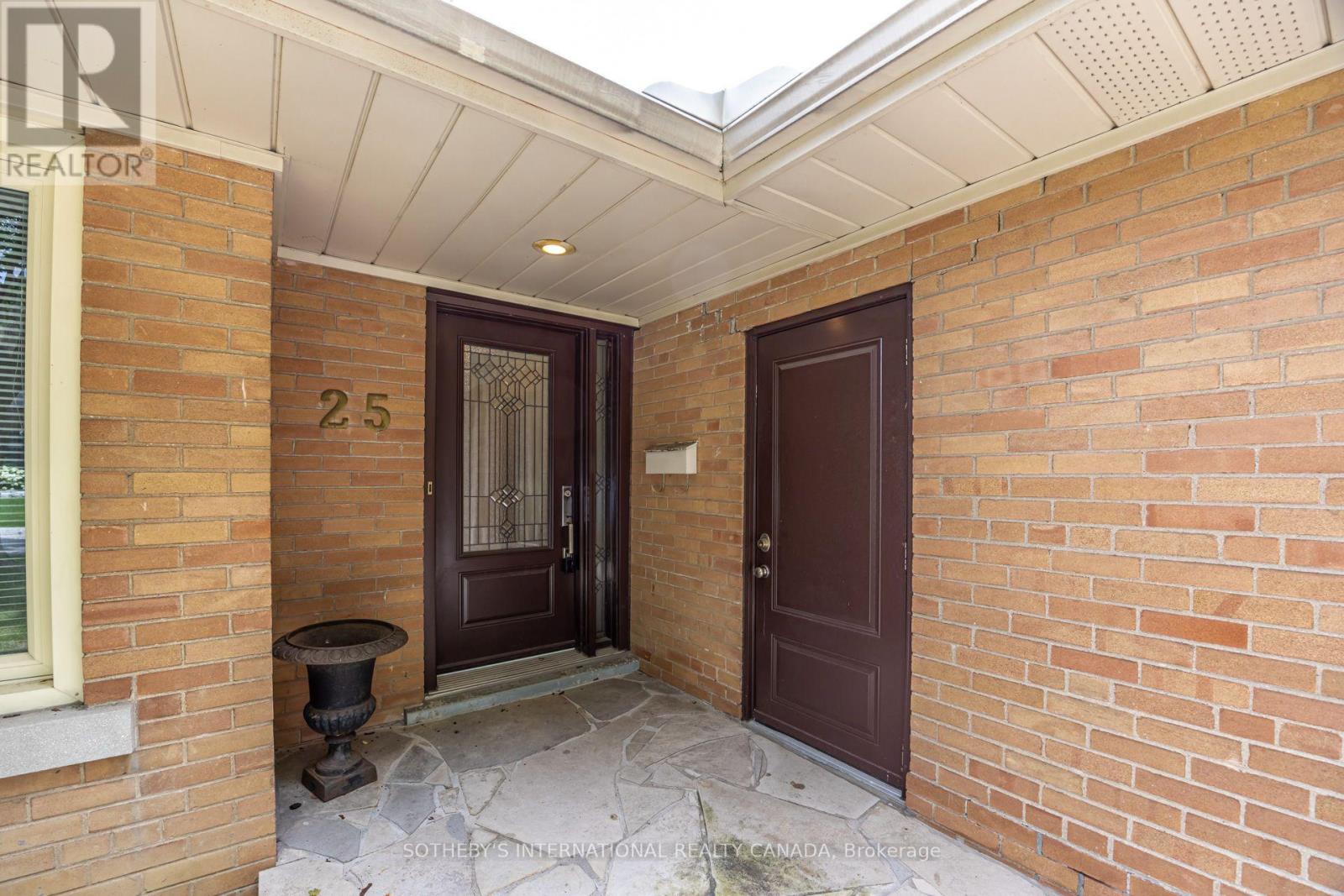 25 Abinger Crescent, Toronto, Ontario  M9B 2Y4 - Photo 4 - W13540072