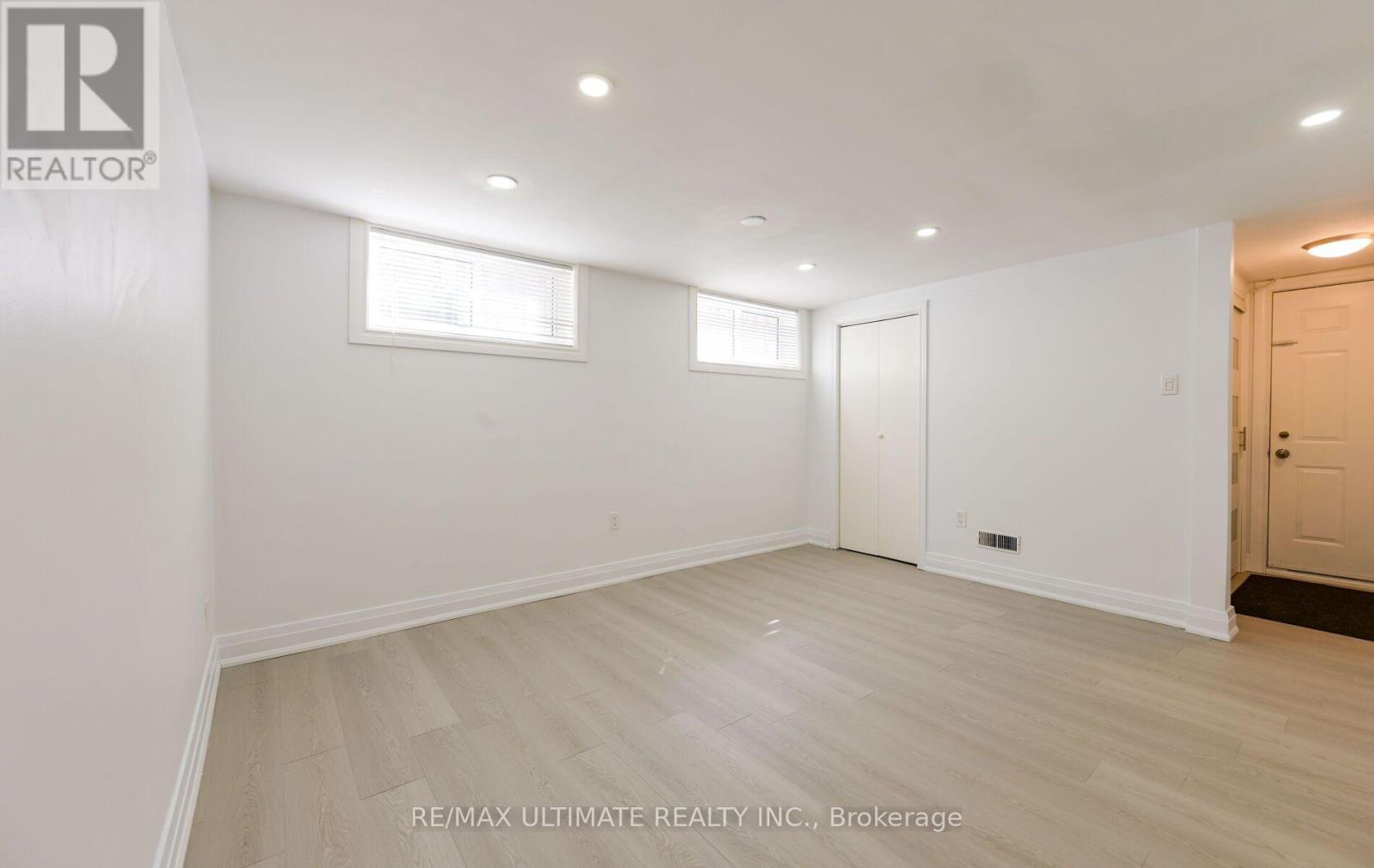 1255 Forestwood Drive, Mississauga, Ontario  L5C 1J2 - Photo 6 - W13537370