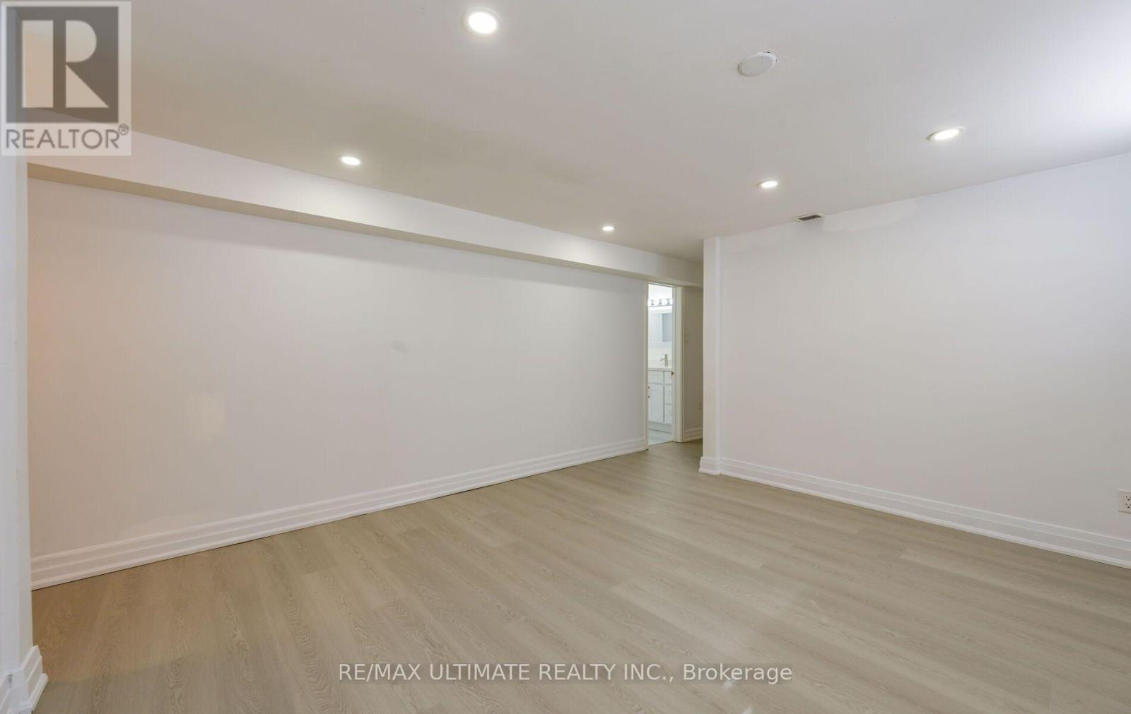 1255 Forestwood Drive, Mississauga, Ontario  L5C 1J2 - Photo 7 - W13537370