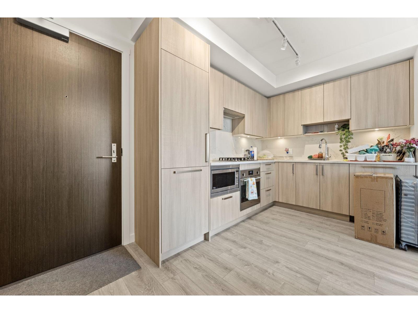 914 13350 Central Avenue, Surrey, British Columbia  V3T 0S1 - Photo 2 - R3143697