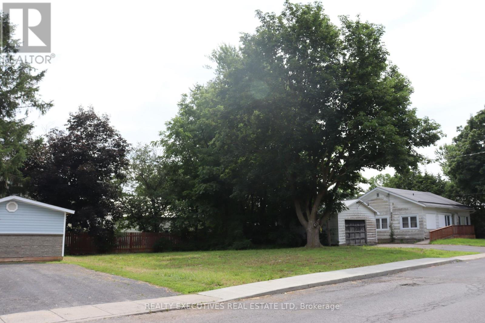 29 COLLEGE STREET, North Dundas