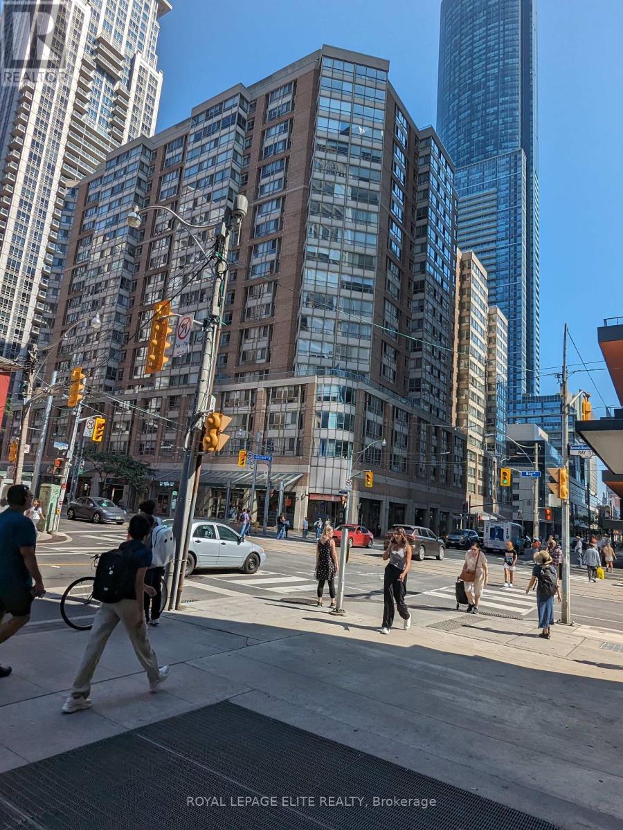 820 - 711 BAY STREET, Toronto, Ontario
