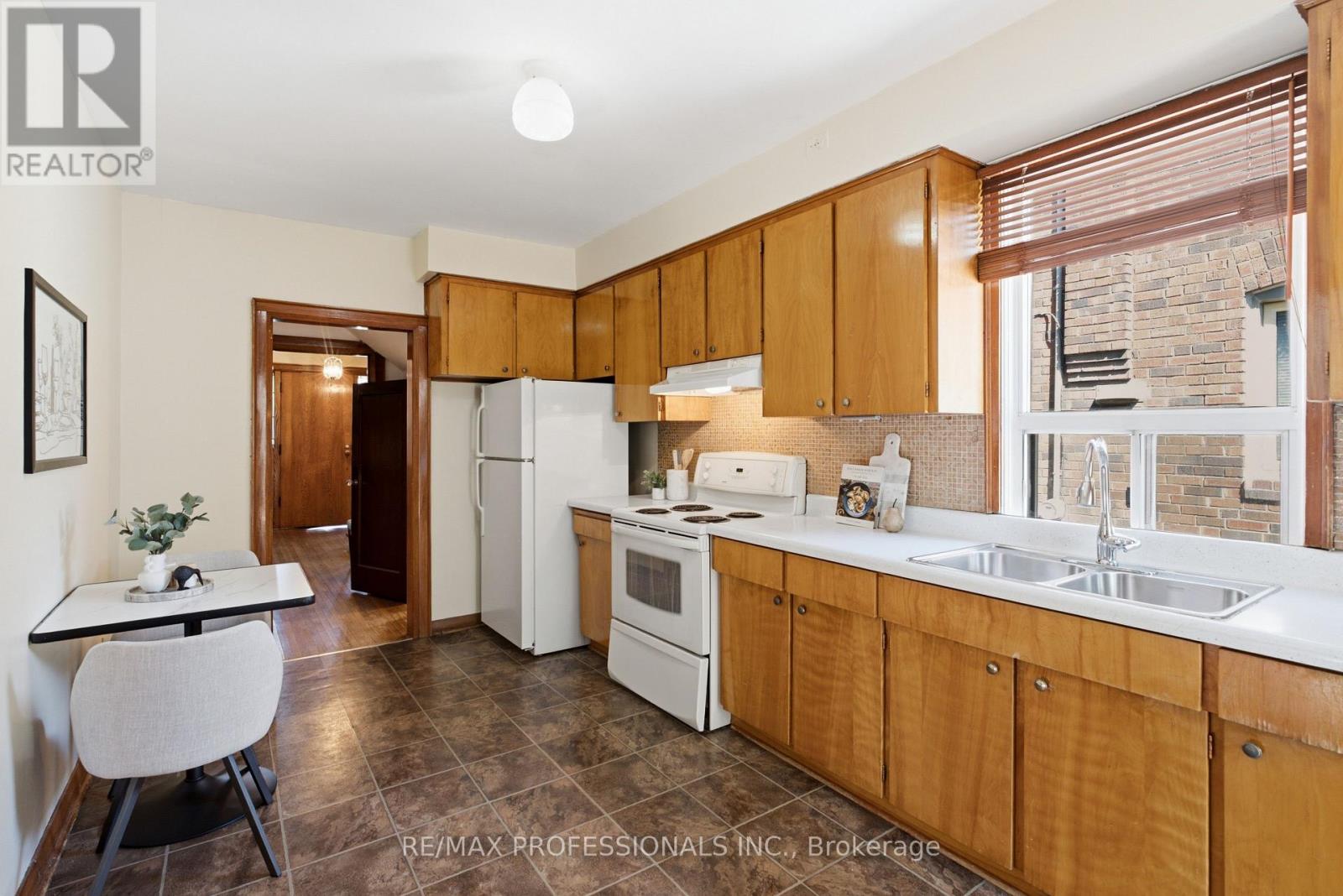 45 Glendonwynne Road, Toronto, Ontario  M6P 3E5 - Photo 17 - W13540276