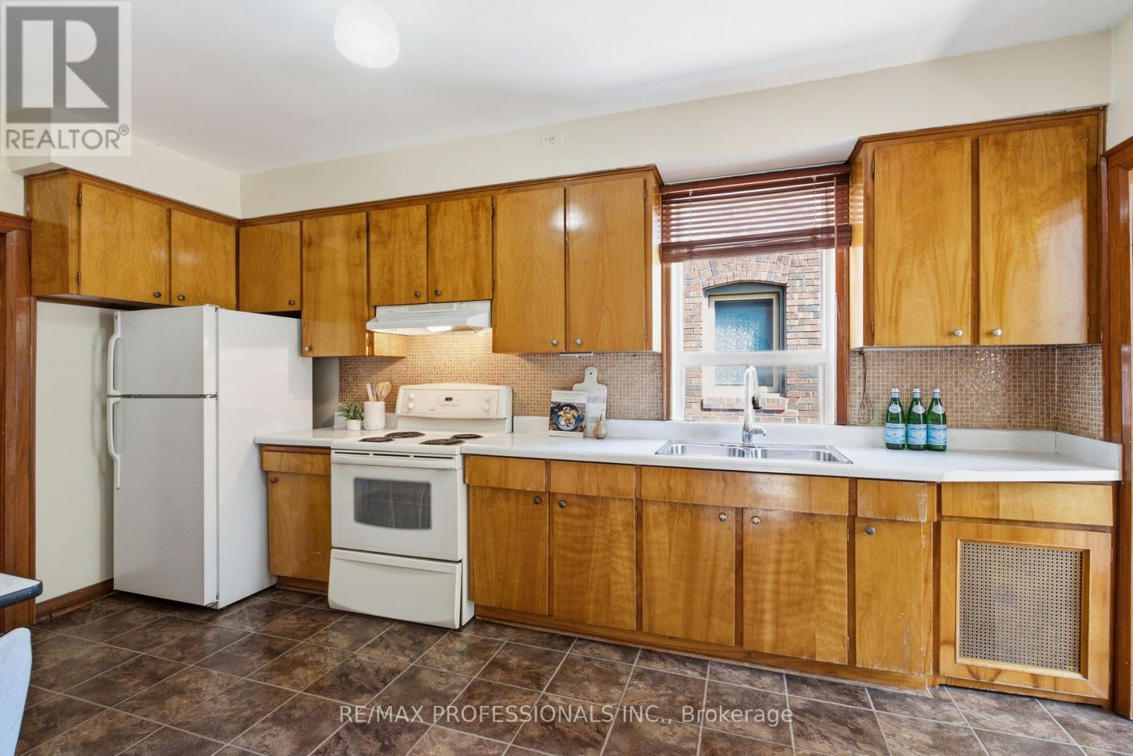 45 Glendonwynne Road, Toronto, Ontario  M6P 3E5 - Photo 18 - W13540276