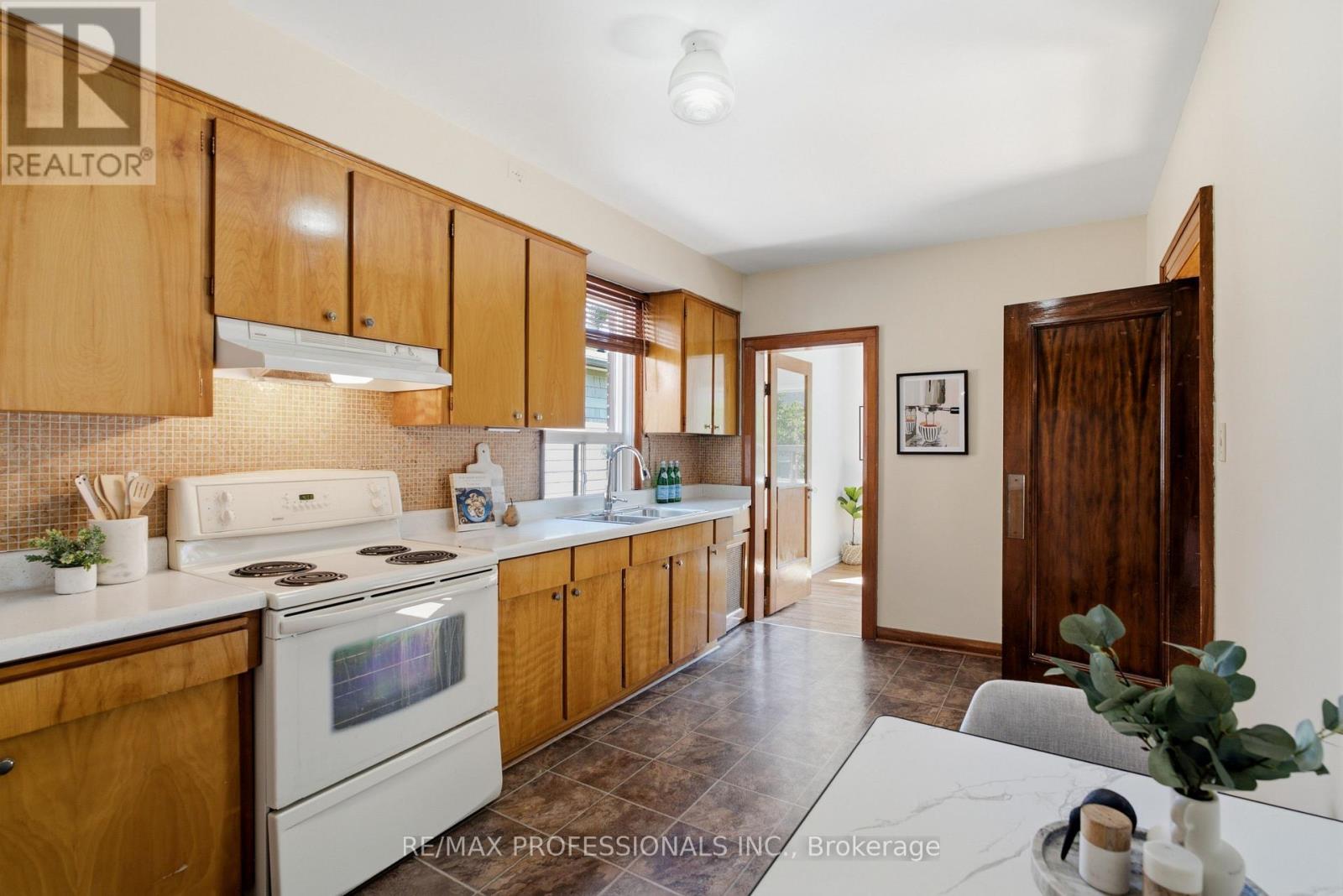 45 Glendonwynne Road, Toronto, Ontario  M6P 3E5 - Photo 19 - W13540276
