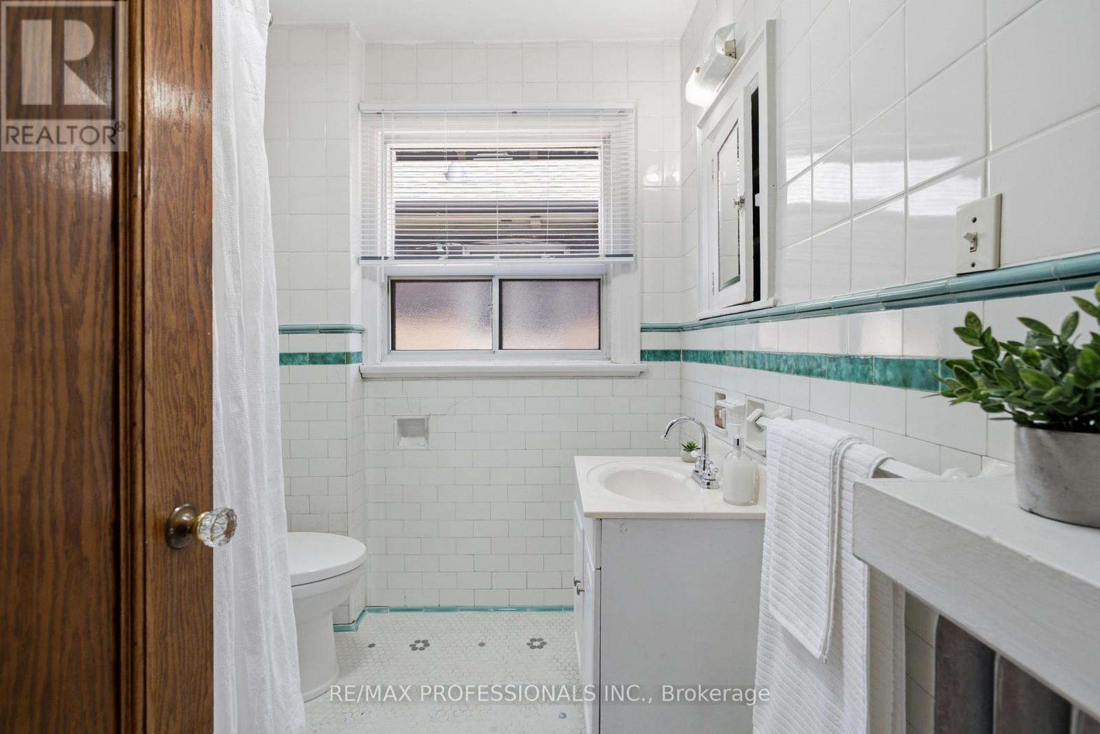 45 Glendonwynne Road, Toronto, Ontario  M6P 3E5 - Photo 32 - W13540276