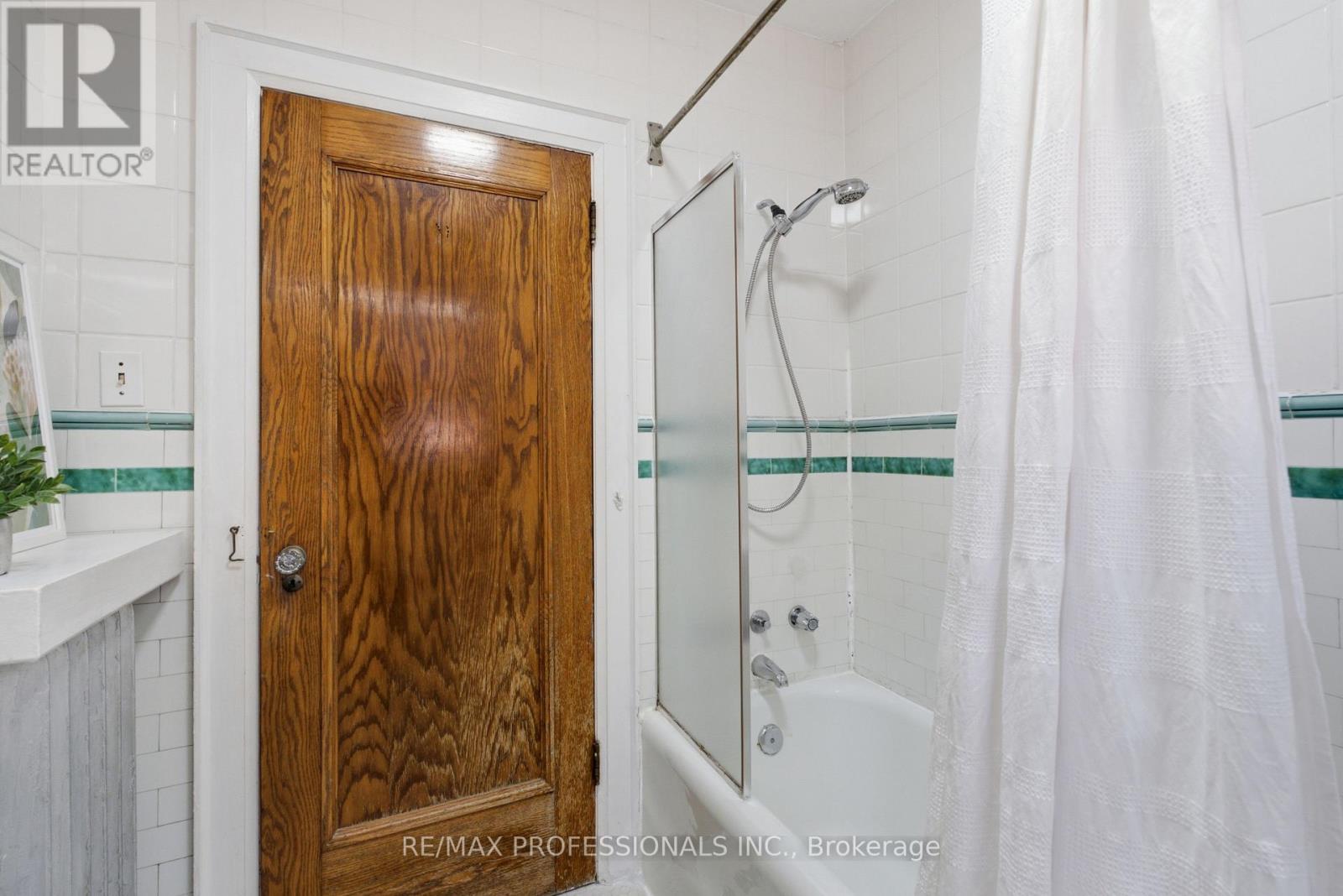 45 Glendonwynne Road, Toronto, Ontario  M6P 3E5 - Photo 33 - W13540276