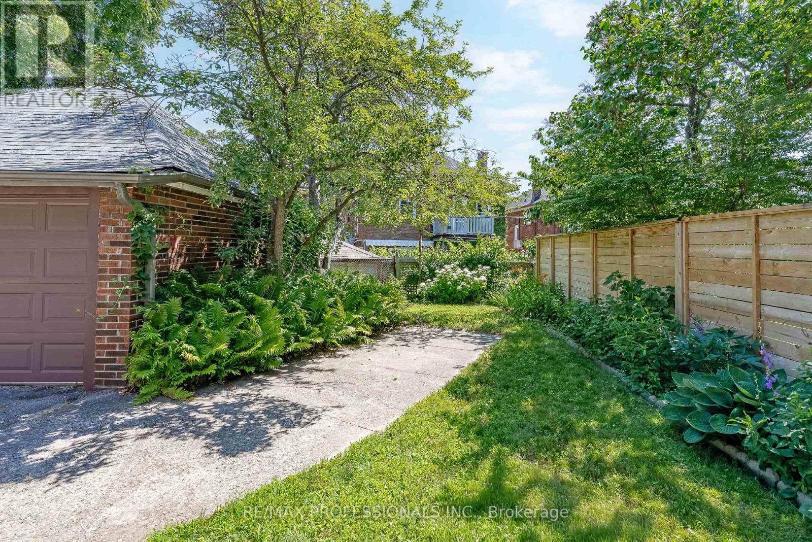 45 Glendonwynne Road, Toronto, Ontario  M6P 3E5 - Photo 46 - W13540276