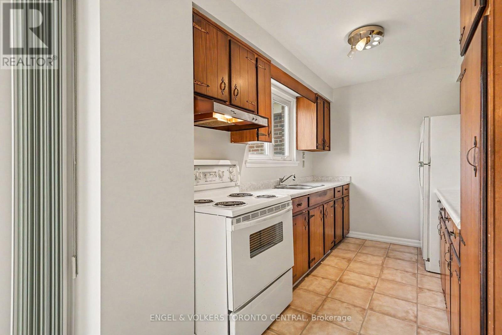 45 Edilou Drive, Toronto, Ontario  M8W 4B4 - Photo 14 - W13540440