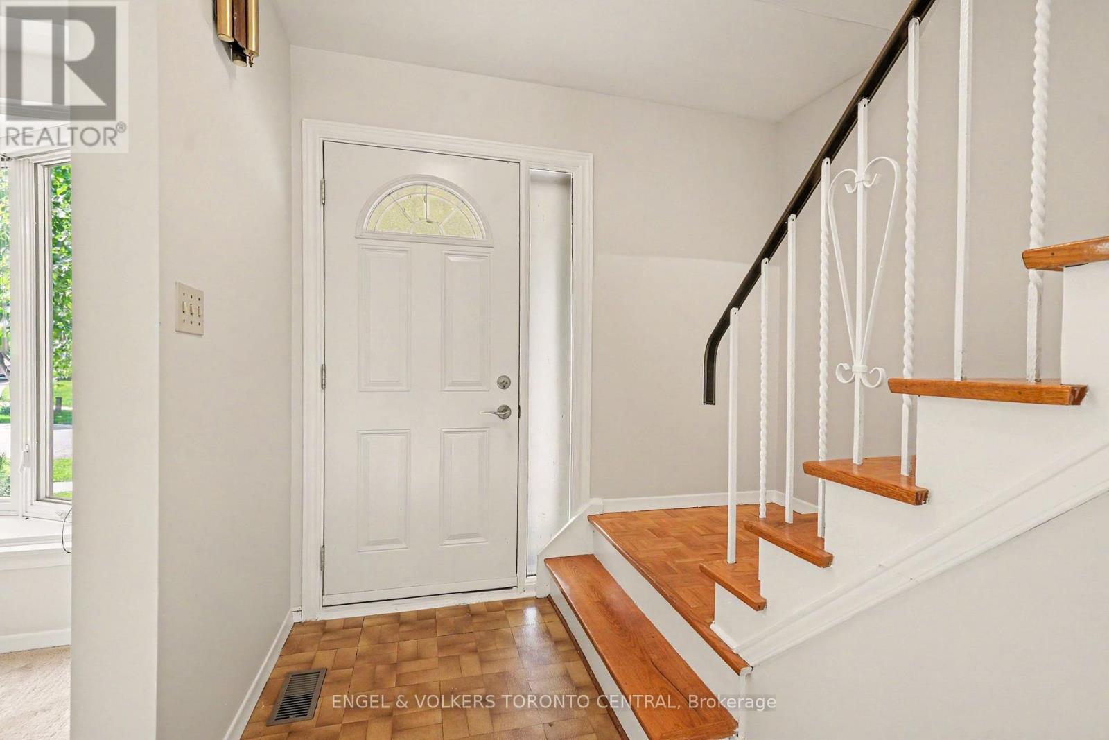 45 Edilou Drive, Toronto, Ontario  M8W 4B4 - Photo 3 - W13540440