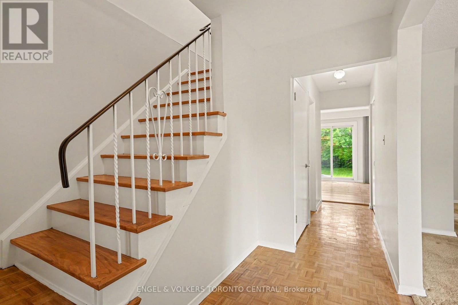 45 Edilou Drive, Toronto, Ontario  M8W 4B4 - Photo 4 - W13540440