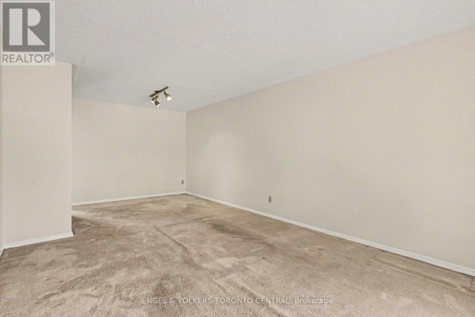 45 Edilou Drive, Toronto, Ontario  M8W 4B4 - Photo 8 - W13540440