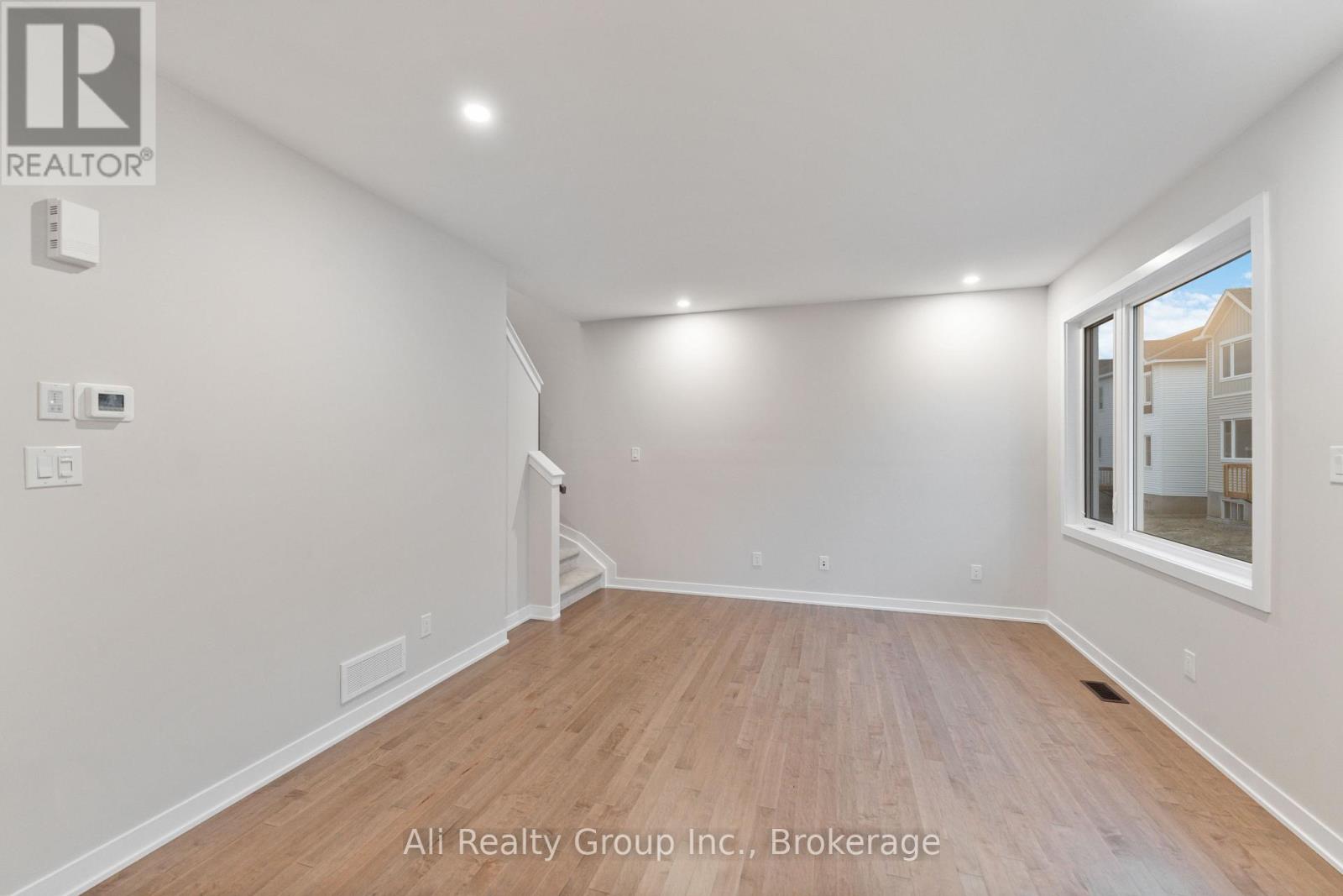 242 Falsetto Street, Ottawa, Ontario  K1W 0S2 - Photo 8 - X13540572