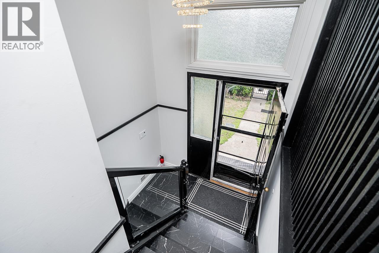 1121 Prairie Avenue, Port Coquitlam, British Columbia  V3B 1S7 - Photo 3 - R3144287