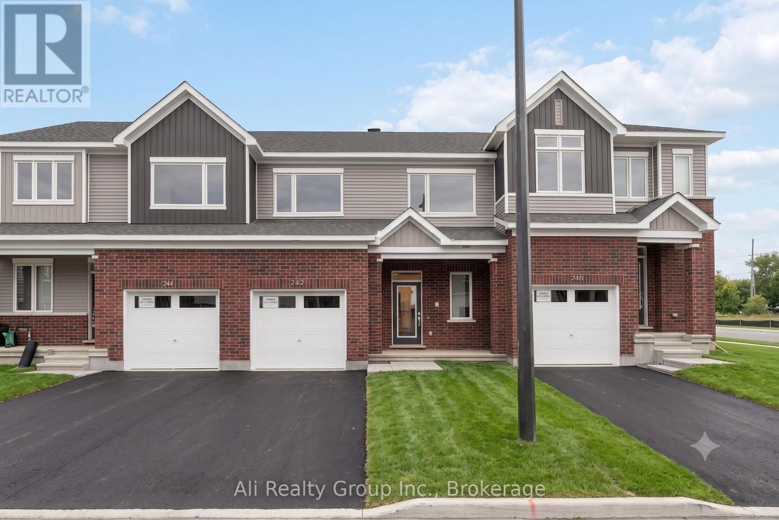 242 Falsetto Street, Ottawa, Ontario  K1W 0S2 - Photo 1 - X13540572
