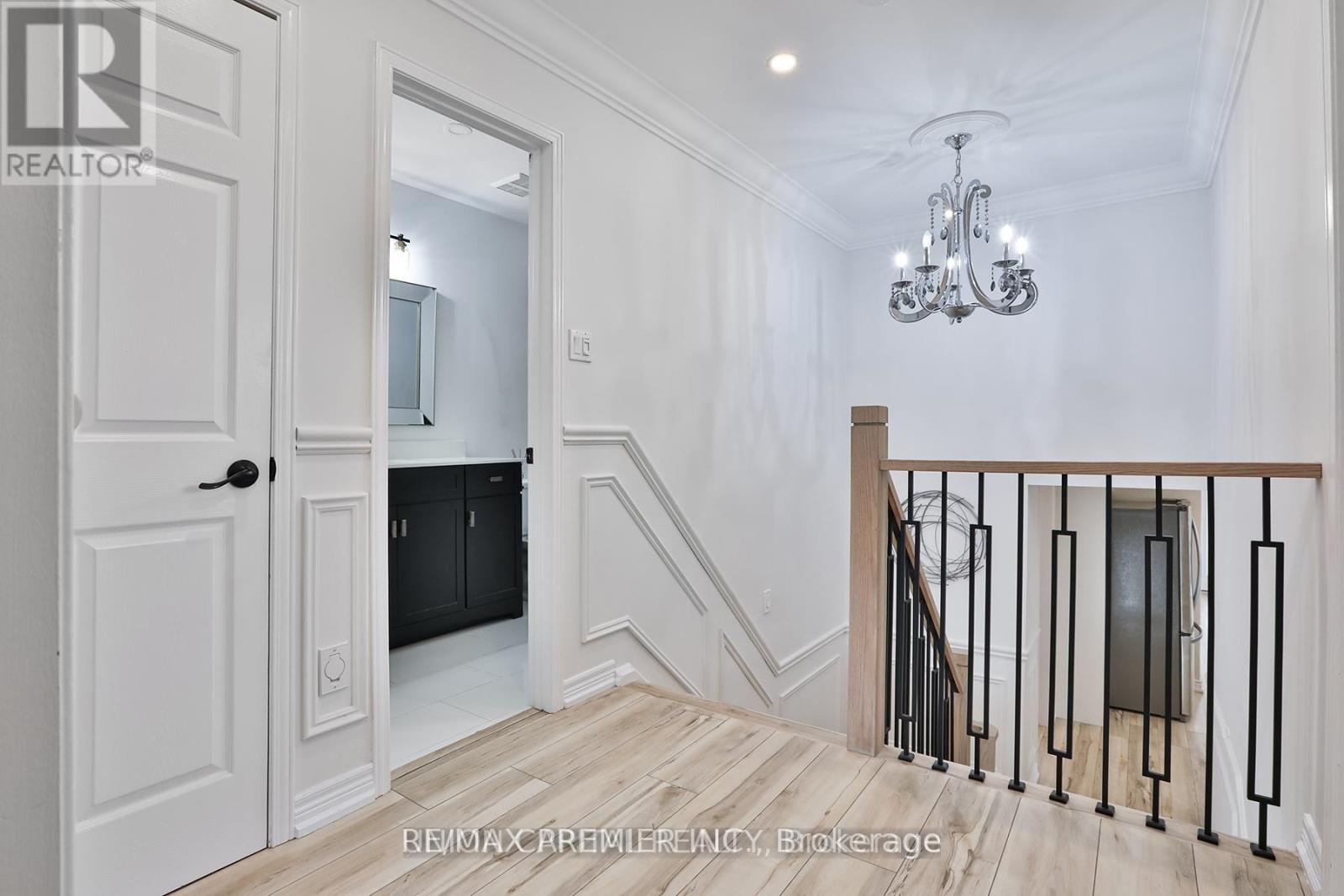 Upper Level - 21 Avon Crescent, Vaughan, Ontario  L4L 1H4 - Photo 12 - N13540726
