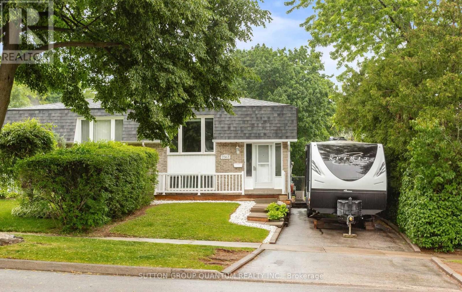 2363 Holyhead Drive, Burlington, Ontario  L7P 3V2 - Photo 2 - W13540710