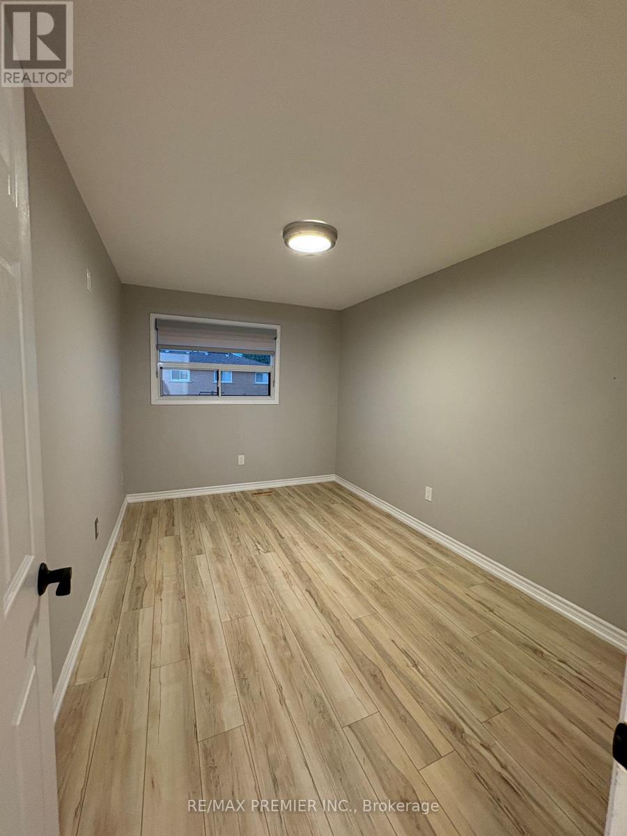 Upper Level - 21 Avon Crescent, Vaughan, Ontario  L4L 1H4 - Photo 11 - N13540726