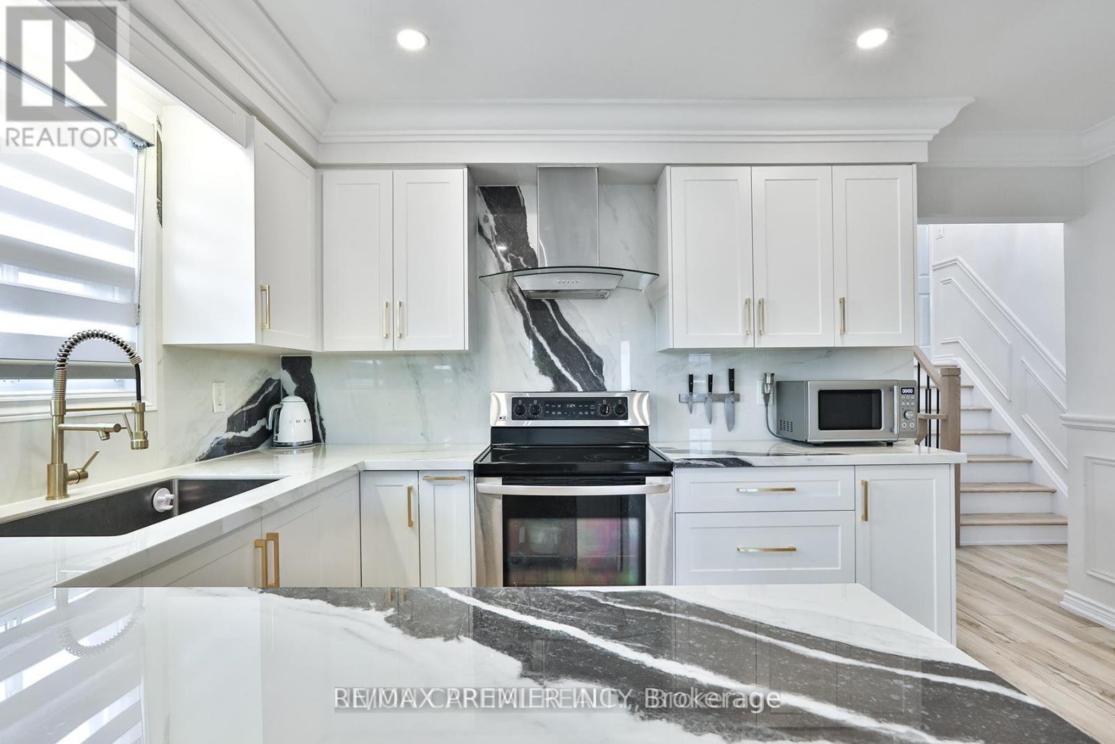 Upper Level - 21 Avon Crescent, Vaughan, Ontario  L4L 1H4 - Photo 3 - N13540726