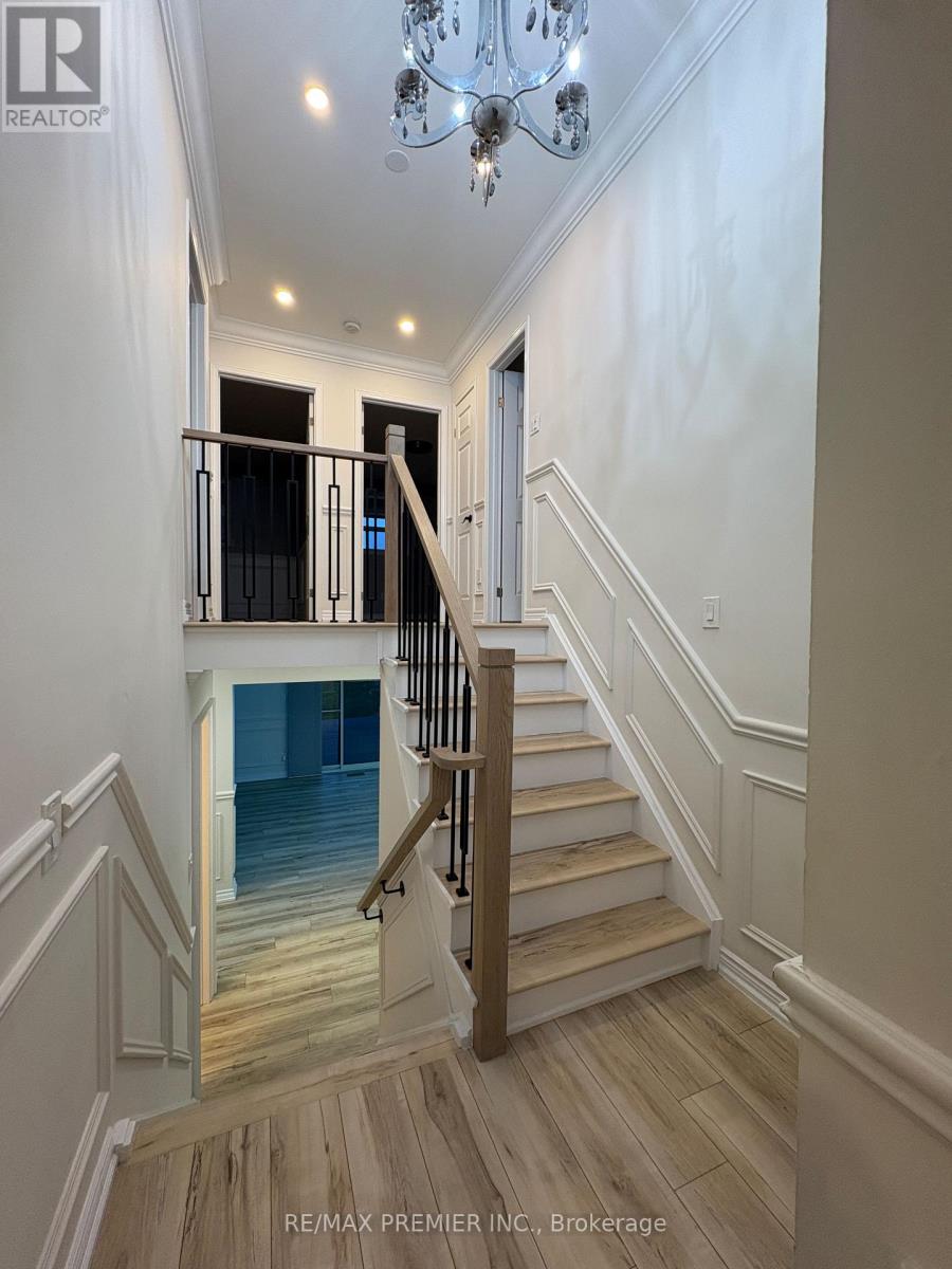 Upper Level - 21 Avon Crescent, Vaughan, Ontario  L4L 1H4 - Photo 8 - N13540726