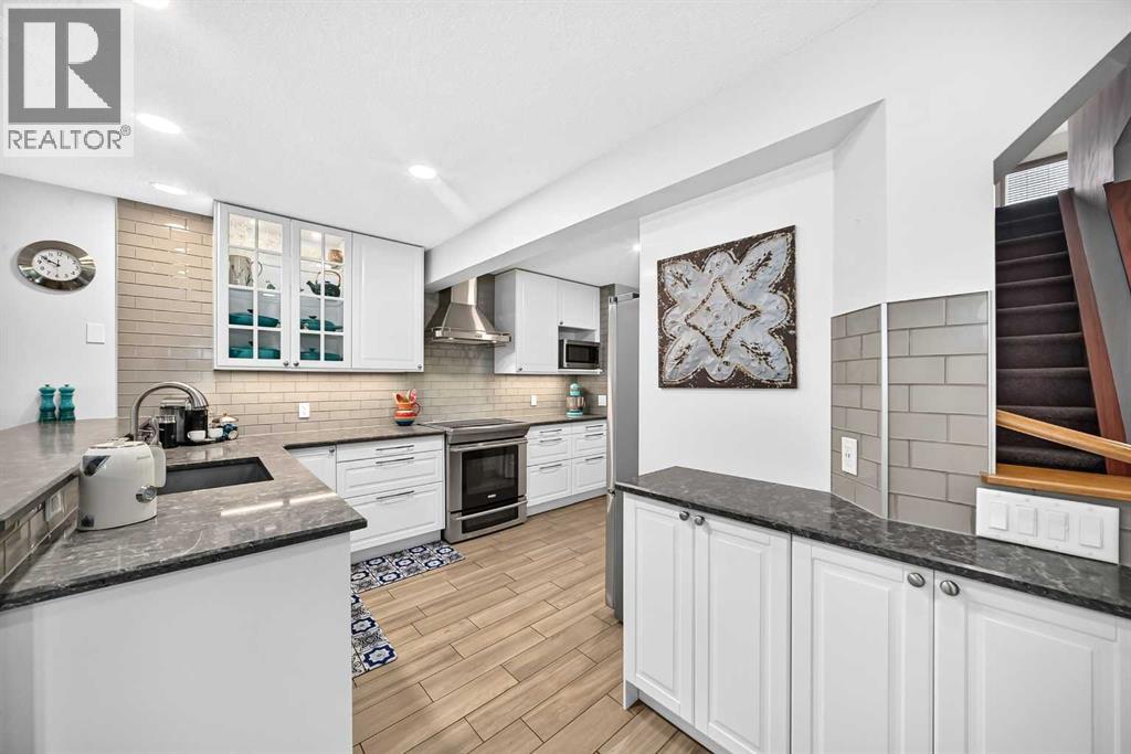 7919 Cougar Ridge Avenue SW, Calgary, Alberta  T3H 5L4 - Photo 4 - A2326820