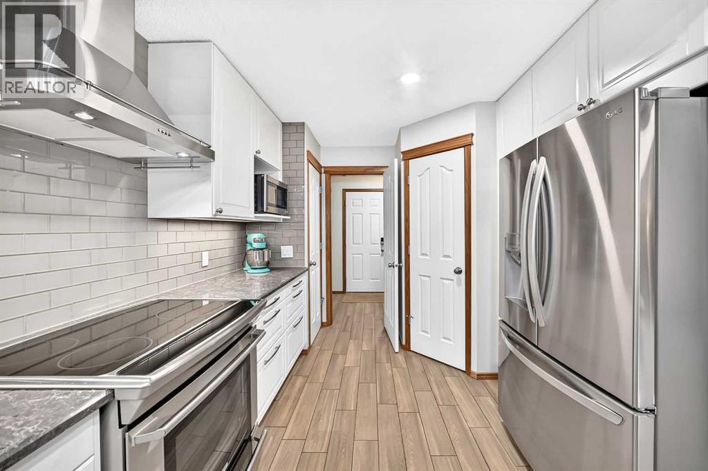 7919 Cougar Ridge Avenue SW, Calgary, Alberta  T3H 5L4 - Photo 6 - A2326820