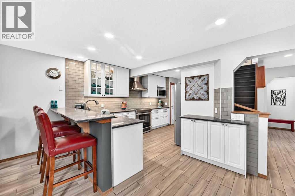 7919 Cougar Ridge Avenue SW, Calgary, Alberta  T3H 5L4 - Photo 3 - A2326820