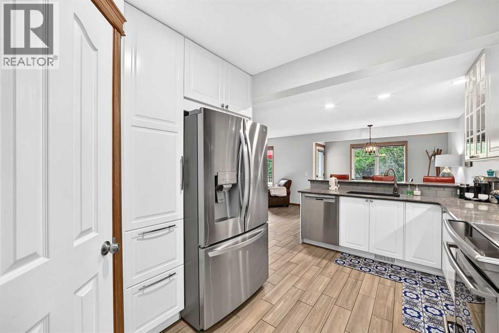 7919 Cougar Ridge Avenue SW, Calgary, Alberta  T3H 5L4 - Photo 8 - A2326820