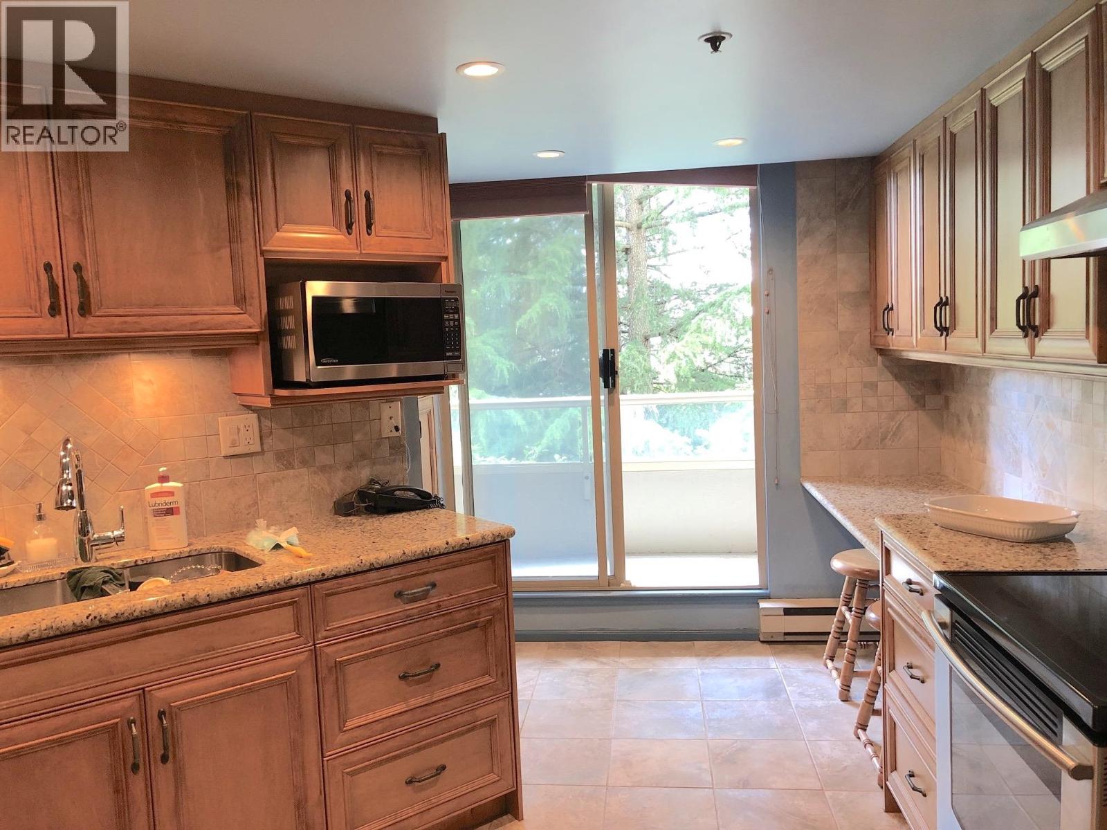 304 728 Farrow Street, Coquitlam, British Columbia  V3J 3S6 - Photo 3 - R3144178