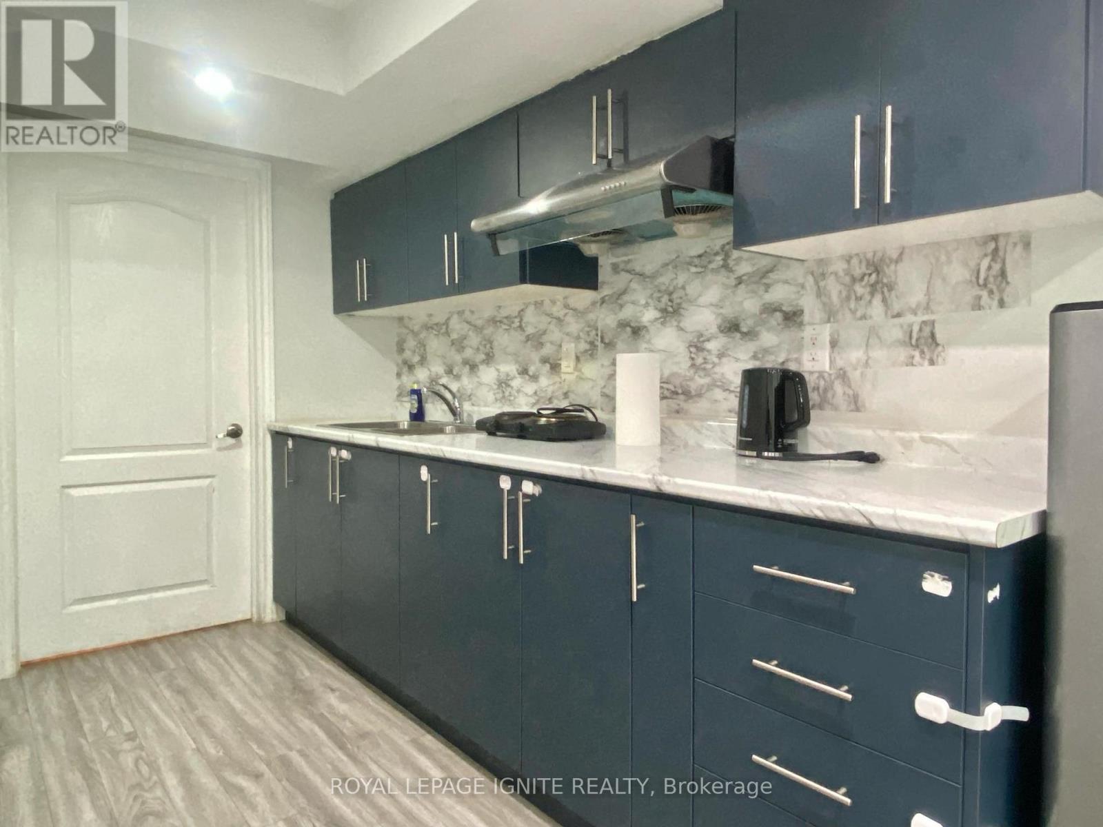 Unit B (Bsmt) - 15 Sugarcane Avenue, Brampton, Ontario  L6R 3C8 - Photo 3 - W13541010