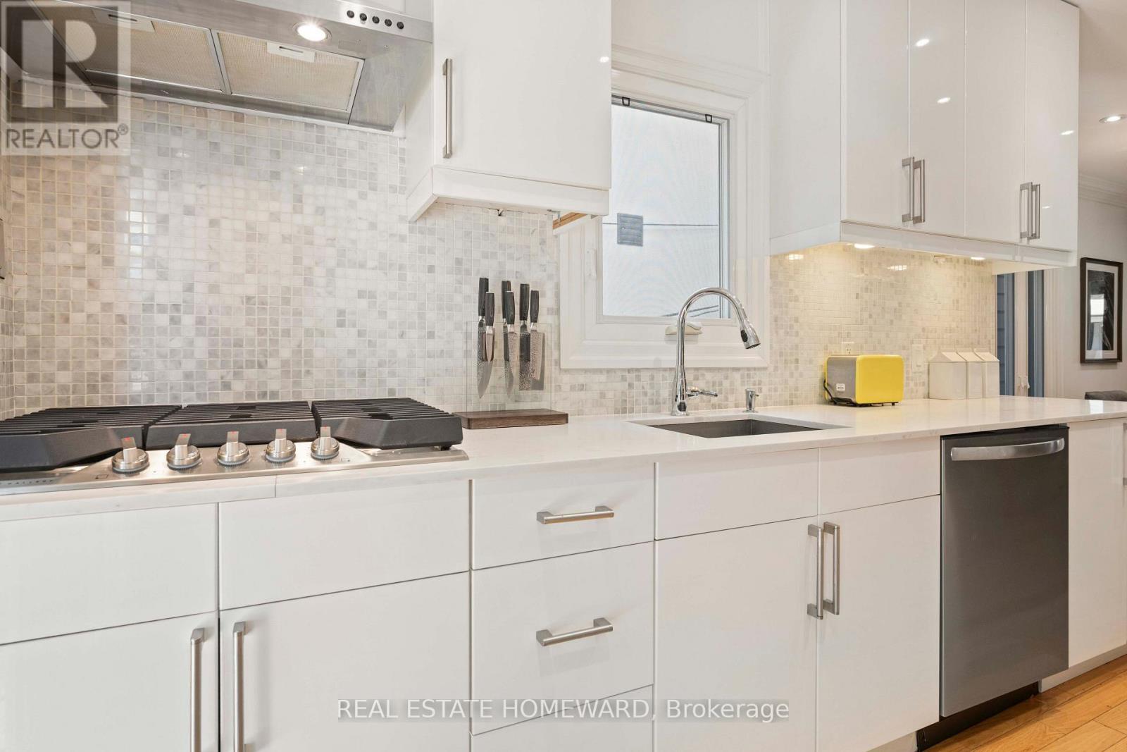 27 Mountalan Avenue, Toronto, Ontario  M4J 1H3 - Photo 17 - E13538358