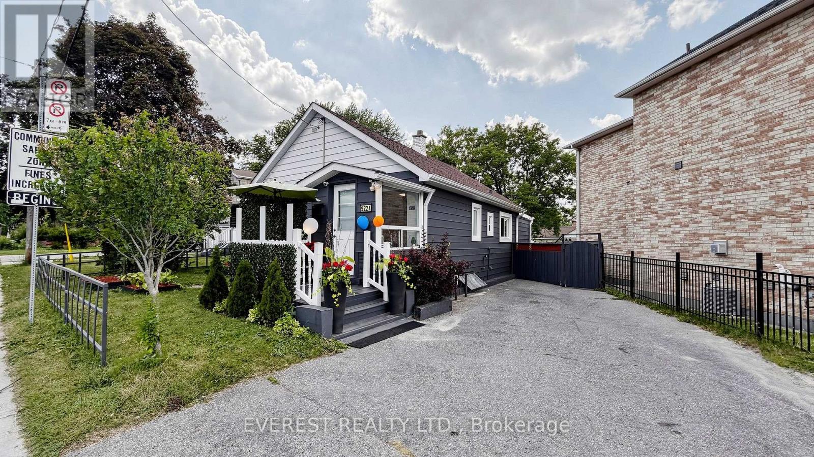 <div class="slider-price">$799,999</div><p>922a Danforth Road, Toronto, Ontario</p>