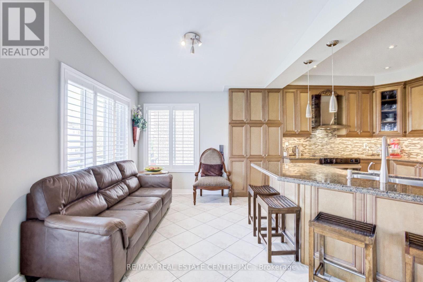 5588 Doctor Peddle Crescent, Mississauga, Ontario  L5M 0K6 - Photo 16 - W13541158