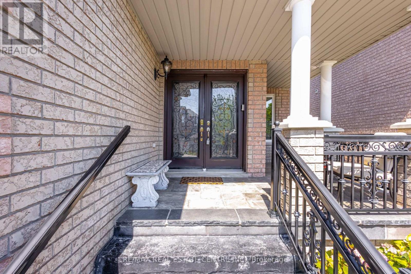 5588 Doctor Peddle Crescent, Mississauga, Ontario  L5M 0K6 - Photo 2 - W13541158