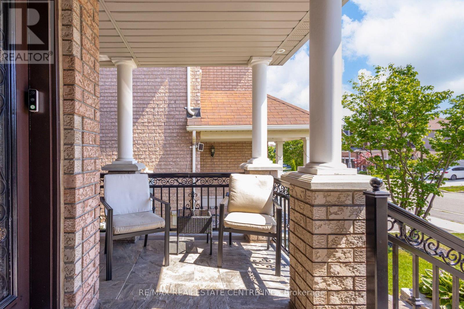 5588 Doctor Peddle Crescent, Mississauga, Ontario  L5M 0K6 - Photo 3 - W13541158