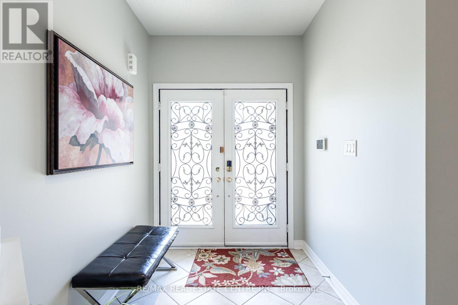 5588 Doctor Peddle Crescent, Mississauga, Ontario  L5M 0K6 - Photo 4 - W13541158
