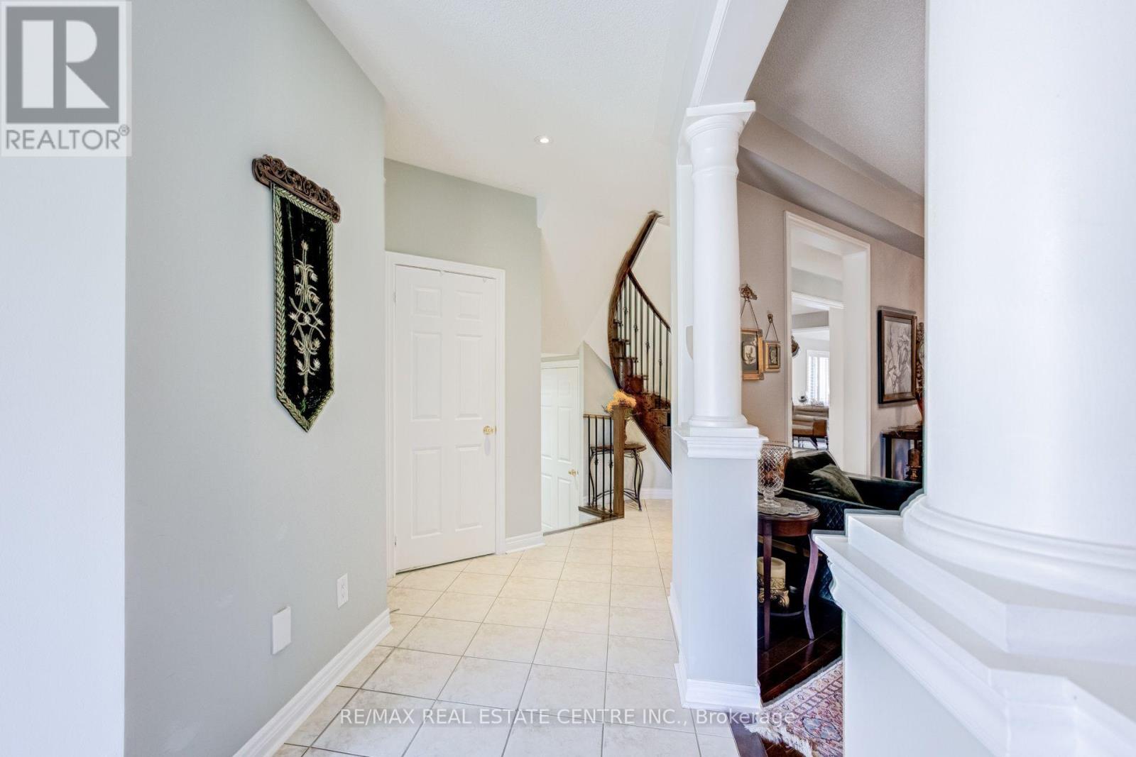5588 Doctor Peddle Crescent, Mississauga, Ontario  L5M 0K6 - Photo 5 - W13541158