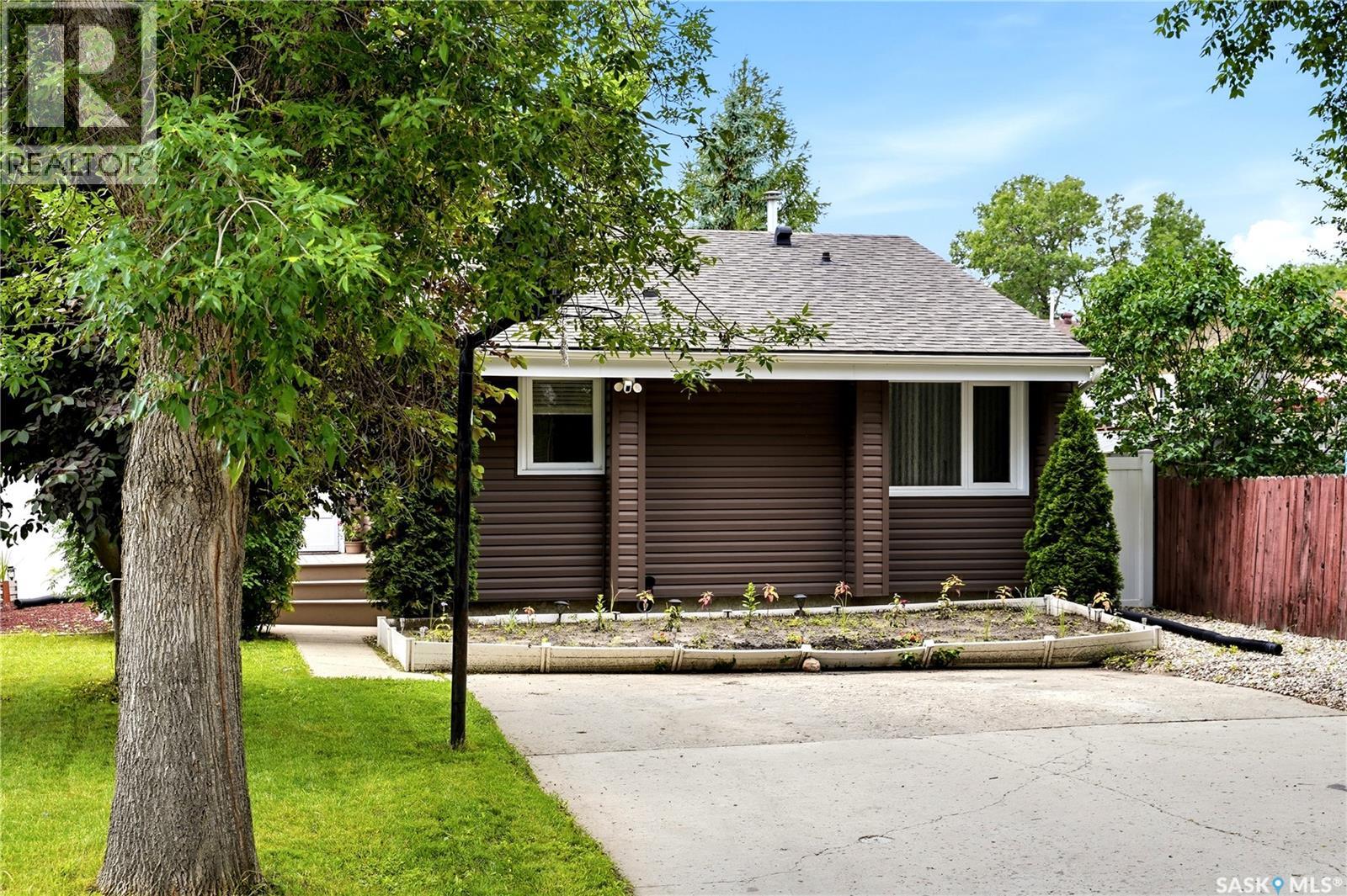846 Gibson Street N, Regina, Saskatchewan  S4X 1S8 - Photo 3 - SK042022