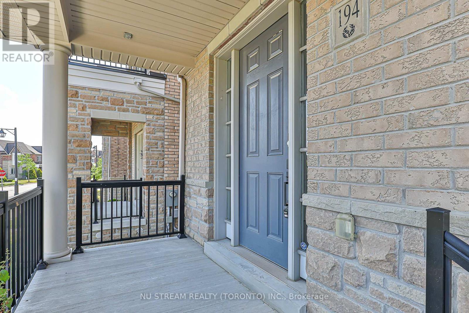 194 Paradelle Drive, Richmond Hill, Ontario  L4E 0E4 - Photo 2 - N13541204