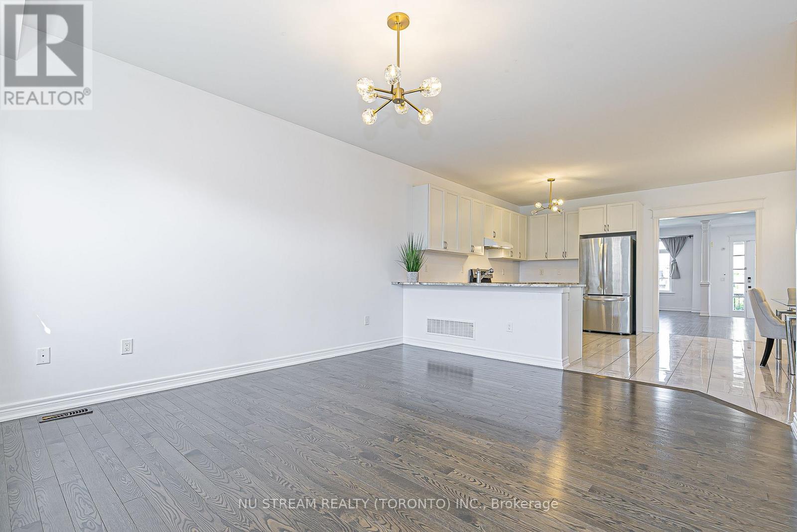 194 Paradelle Drive, Richmond Hill, Ontario  L4E 0E4 - Photo 9 - N13541204