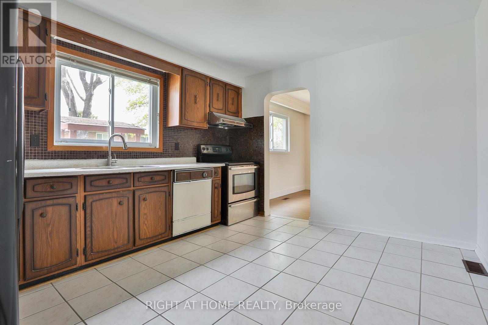 7 Charterhouse Road, Toronto, Ontario  M1S 2T4 - Photo 17 - E13541404
