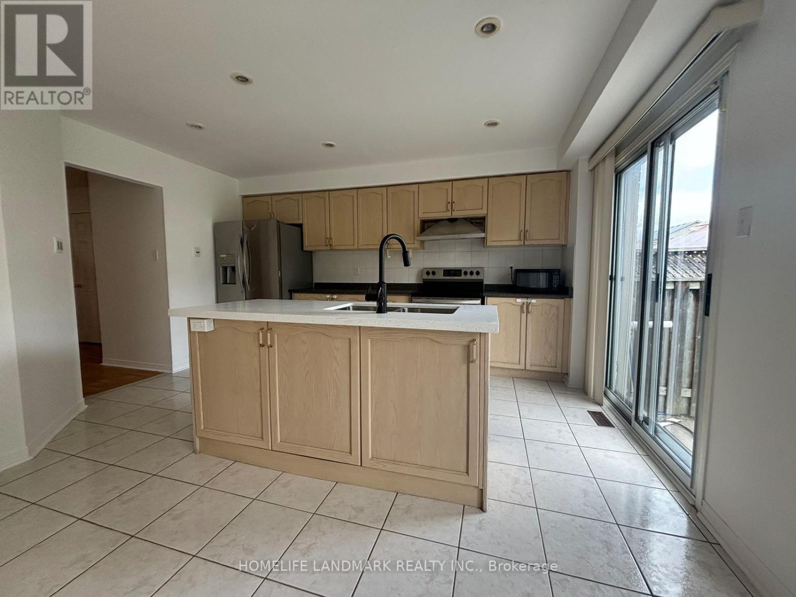 9 Baltic Street, Richmond Hill, Ontario  L4B 4H8 - Photo 4 - N13541410