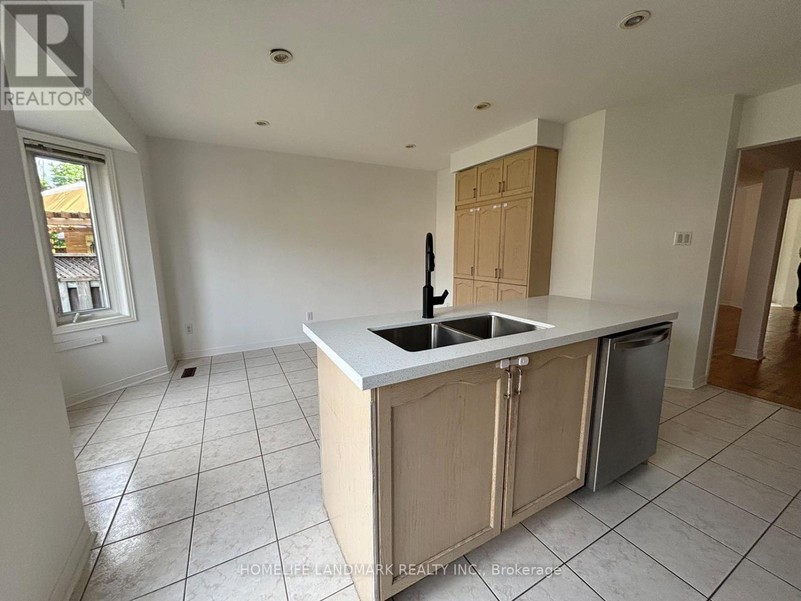9 Baltic Street, Richmond Hill, Ontario  L4B 4H8 - Photo 5 - N13541410