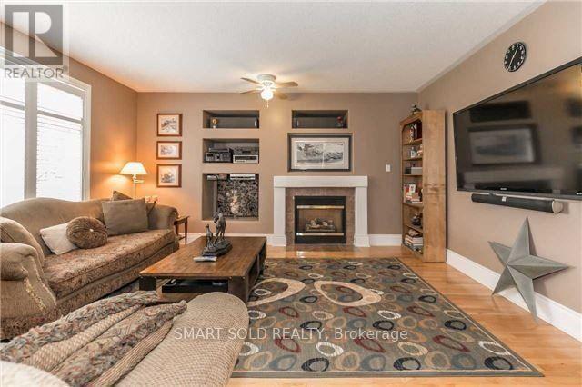 704 Foxcroft Boulevard, Newmarket, Ontario  L3X 1N2 - Photo 5 - N13541422